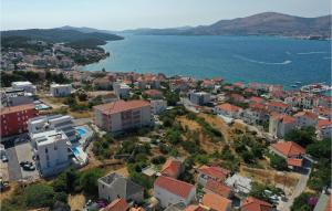 Lovely Apartment In Okrug Gornji