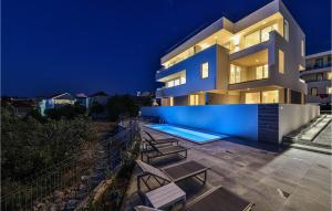 Lovely Apartment In Okrug Gornji