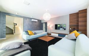 Eight-Bedroom Holiday Home In Kastel Novi