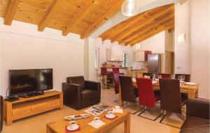 Gorgeous Home In Rezanci With Jacuzzi 