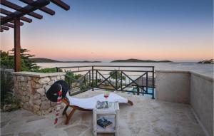 Stunning Home In Sevid With Kitchen