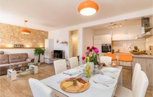 2 Bedroom Amazing Home In Galizana 