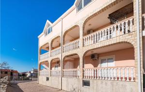 2 Bedroom Nice Apartment In Rtina