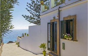 6 Bedroom Pet Friendly Home In Siracusa