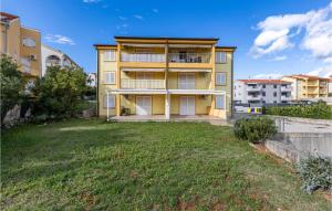 Beautiful Apartment In Cizici With Kitchen 