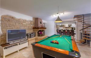 Awesome Home In Tinjan With Kitchen 