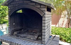 Stunning Apartment In Vir With Wifi