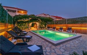 Cozy Home In Zrnovnica With Outdoor Swimming Pool