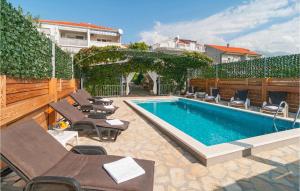 Six-Bedroom Holiday Home In Zrnovnica