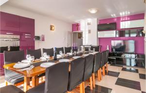 Six-Bedroom Holiday Home In Zrnovnica