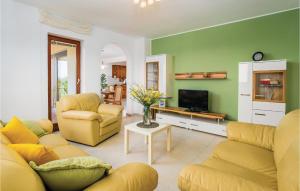 3 Bedroom Cozy Apartment In Nedescina 
