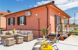 2 Bedroom Lovely Apartment In Fazana 