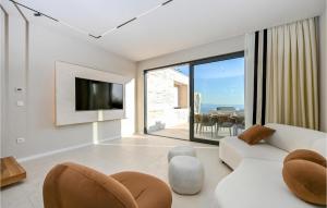 3 Bedroom Beautiful Home In Makarska 