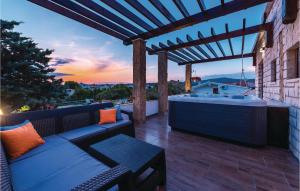 Lovely Home In Rogoznica With Jacuzzi 