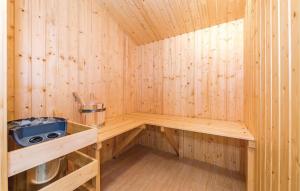 Awesome Home In Mirlovic Polje