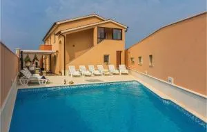 Three-Bedroom Apartment In Galizana - 加利扎纳