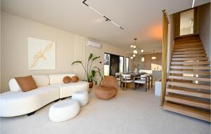 3 Bedroom Beautiful Home In Makarska 