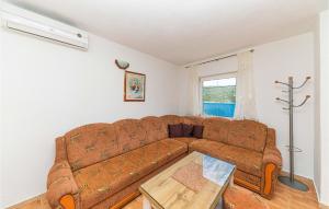 4 Bedroom Cozy Home In Drvenik Veliki 