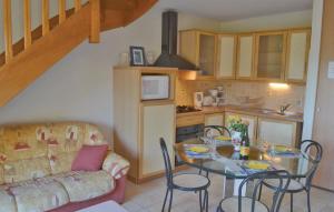 Maisons de vacances 2 Bedroom Amazing Home In Plomeur : photos des chambres