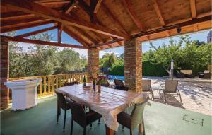 4 Bedroom Cozy Home In Poljica