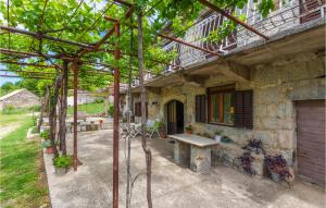 1 Bedroom Awesome Apartment In Svinisce 