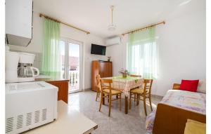 3 Bedroom Nice Apartment In Posedarje 