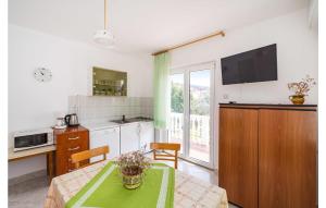 3 Bedroom Nice Apartment In Posedarje 