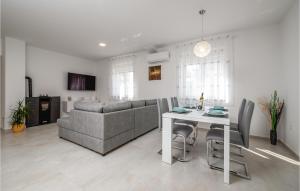 2 Bedroom Stunning Home In Zeliski