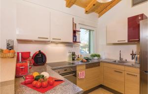 Gorgeous Home In Rezanci With Jacuzzi