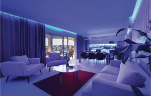 Beautiful Home In Okrug Gornji With Jacuzzi 