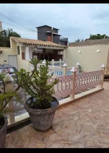 Casa de 03 quartos com piscina e churrasqueira quase pé na areia