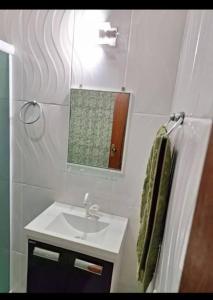 Casa de 03 quartos com piscina e churrasqueira quase pé na areia