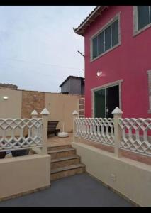 Casa de 03 quartos com piscina e churrasqueira quase pé na areia