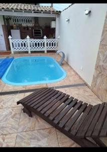 Casa de 03 quartos com piscina e churrasqueira quase pé na areia