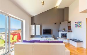 Lovely Apartment In Makarska With Kitchenette 