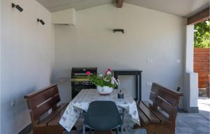 6 Bedroom Beautiful Home In Nedescina
