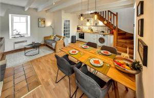 Maisons de vacances Cozy Home In Plouguerneau With Wifi : photos des chambres