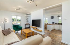 Amazing Home In Zminj 