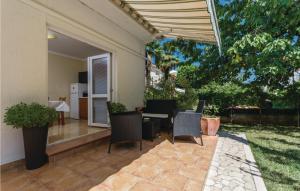 2 Bedroom Cozy Apartment In Porec 