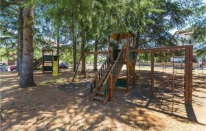 2 Bedroom Cozy Apartment In Porec 