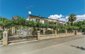 2 Bedroom Cozy Apartment In Porec 