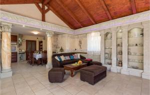 Gorgeous Home In Zgaljici With Sauna 