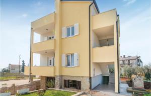 1 Bedroom Nice Apartment In Lovrecica 