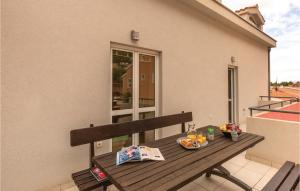 Lovely Apartment In Makarska With Kitchenette 