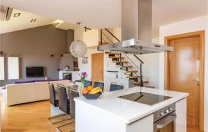 Lovely Apartment In Makarska With Kitchenette 