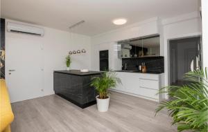 Cozy Home In Veliki Brocanac