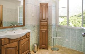 Maisons de vacances Awesome Home In Santa Maria Poggio : Maison de Vacances Six Chambres