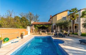 Beautiful Apartment In Porec With Kitchen 