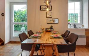 Maisons de vacances Cozy Home In Plouguerneau With Wifi : photos des chambres