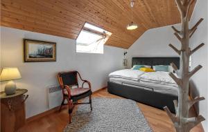 Maisons de vacances Cozy Home In Plouguerneau With Wifi : photos des chambres